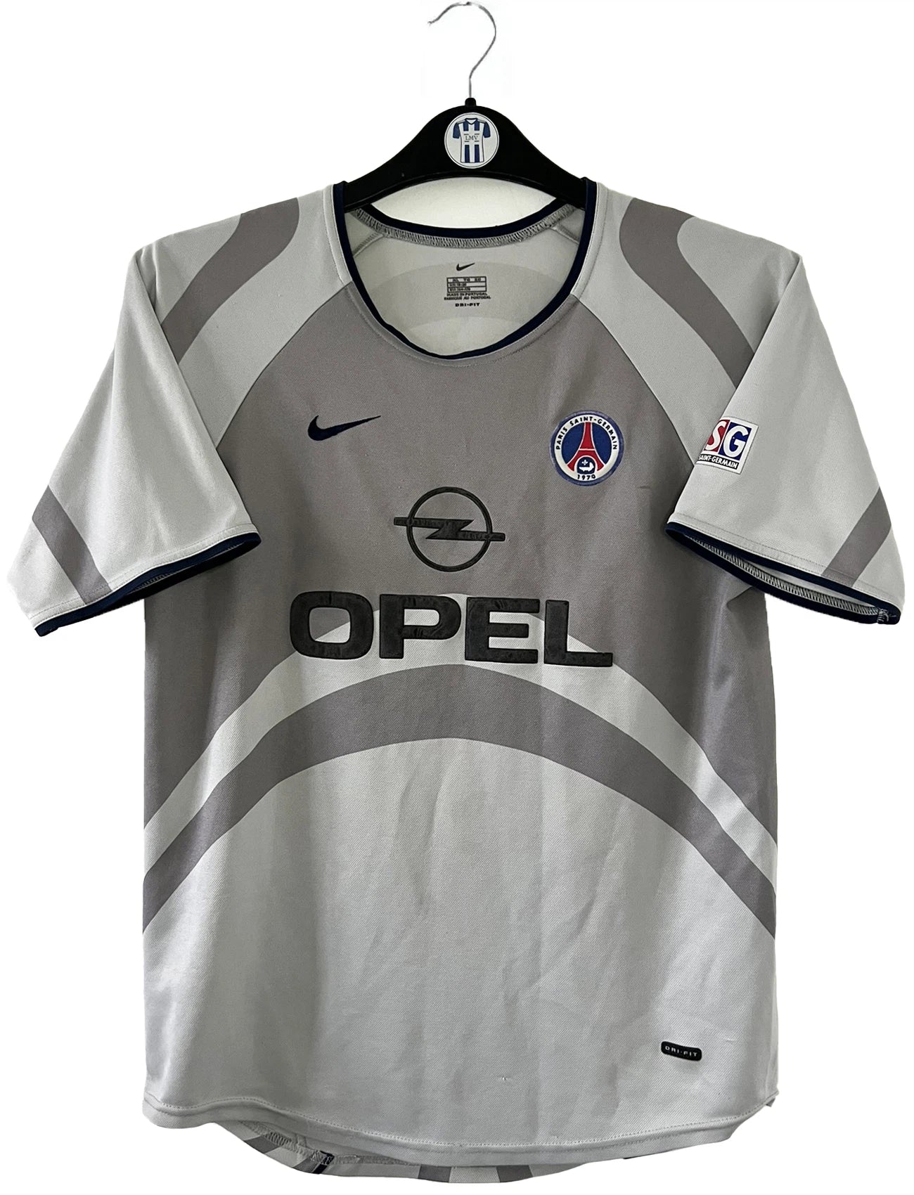 Maillot de foot vintage extérieur gris du PSG de la saison 2001/2002. On peut retrouver l'équipementier Nike et le sponsor Opel. Il s'agit d'un maillot authentique d'époque