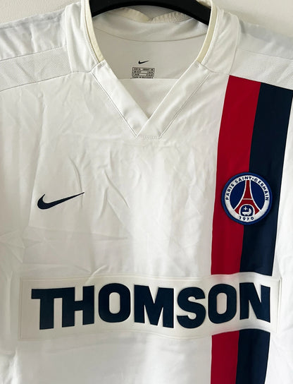 Maillot de foot vintage extérieur blanc du PSG de la saison 2002/2003. On peut retrouver l'équipementier Nike et le sponsor Thomson. Il s'agit d'un maillot authentique d'époque.