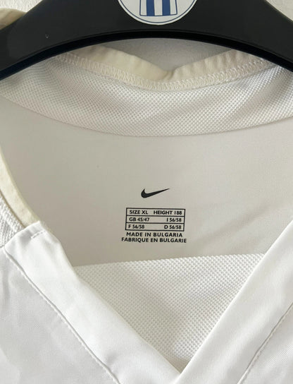 Maillot de foot vintage extérieur blanc du PSG de la saison 2002/2003. On peut retrouver l'équipementier Nike et le sponsor Thomson. Il s'agit d'un maillot authentique d'époque.