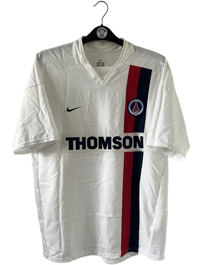 Maillot de foot vintage extérieur blanc du PSG de la saison 2002/2003. On peut retrouver l'équipementier Nike et le sponsor Thomson. Il s'agit d'un maillot authentique d'époque.