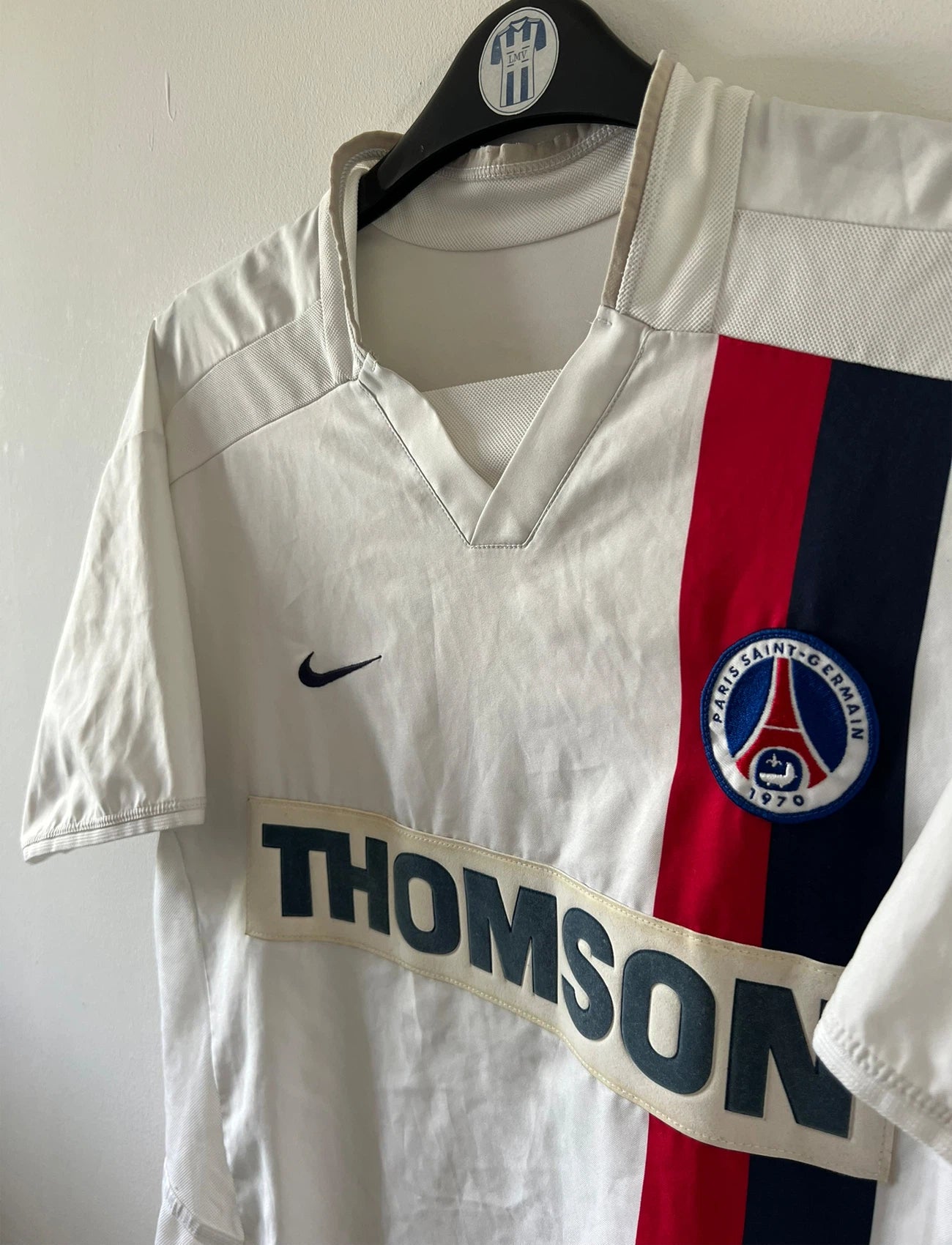 Maillot de foot vintage extérieur blanc du PSG de la saison 2002/2003. On peut retrouver l'équipementier Nike et le sponsor Thomson. Il s'agit d'un maillot authentique d'époque.