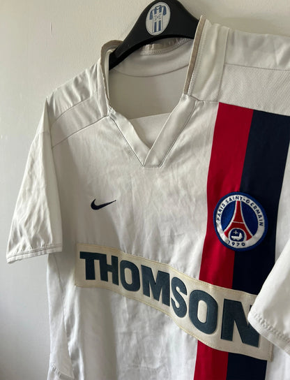 Maillot de foot vintage extérieur blanc du PSG de la saison 2002/2003. On peut retrouver l'équipementier Nike et le sponsor Thomson. Il s'agit d'un maillot authentique d'époque.
