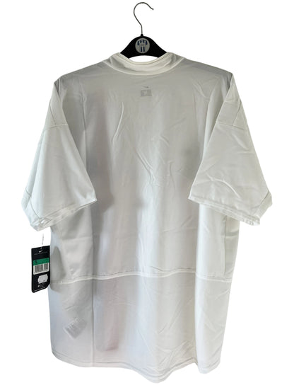 Maillot de foot vintage extérieur blanc du PSG de la saison 2002/2003. On peut retrouver l'équipementier Nike et le sponsor Thomson. Il s'agit d'un maillot authentique d'époque.