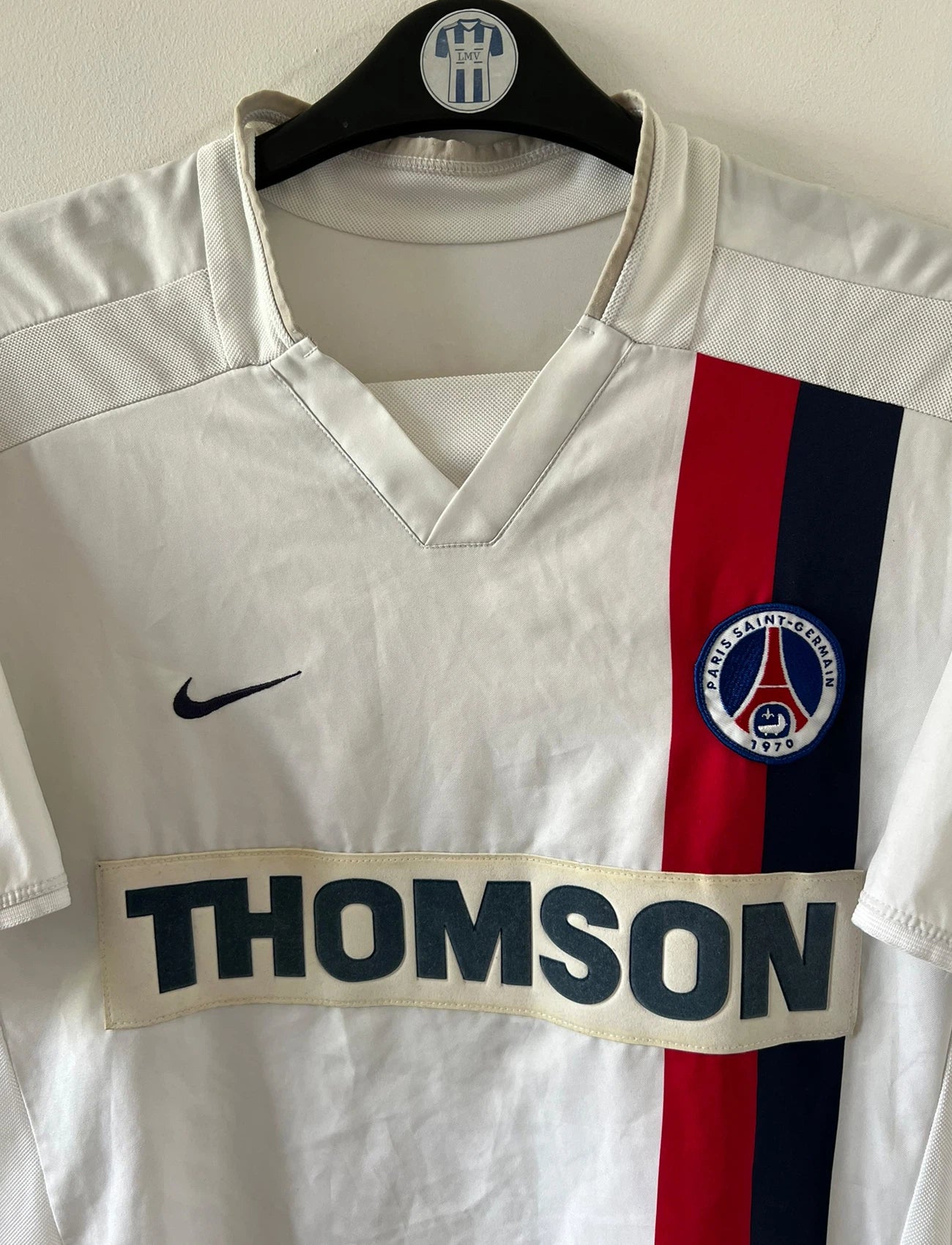 Maillot de foot vintage extérieur blanc du PSG de la saison 2002/2003. On peut retrouver l'équipementier Nike et le sponsor Thomson. Il s'agit d'un maillot authentique d'époque.