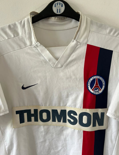 Maillot de foot vintage extérieur blanc du PSG de la saison 2002/2003. On peut retrouver l'équipementier Nike et le sponsor Thomson. Il s'agit d'un maillot authentique d'époque.