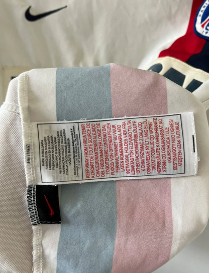 Maillot de foot vintage extérieur blanc du PSG de la saison 2002/2003. On peut retrouver l'équipementier Nike et le sponsor Thomson. Il s'agit d'un maillot authentique d'époque.