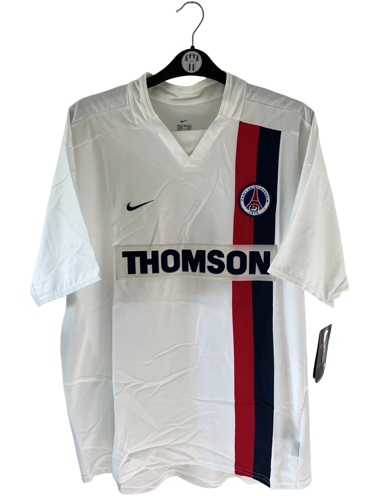 Maillot de foot vintage extérieur blanc du PSG de la saison 2002/2003. On peut retrouver l'équipementier Nike et le sponsor Thomson. Il s'agit d'un maillot authentique d'époque.