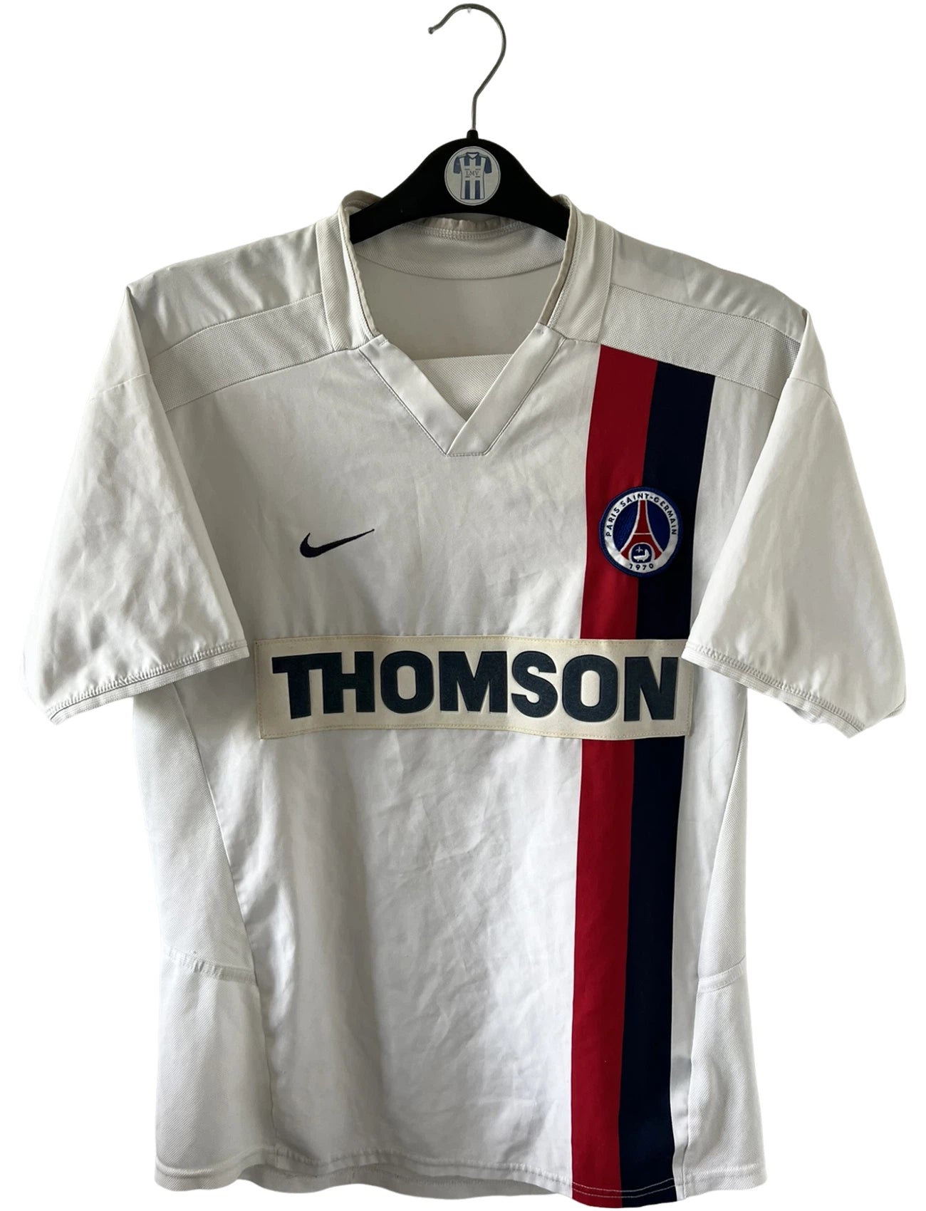 Maillot de foot vintage extérieur blanc du PSG de la saison 2002/2003. On peut retrouver l'équipementier Nike et le sponsor Thomson. Il s'agit d'un maillot authentique d'époque.