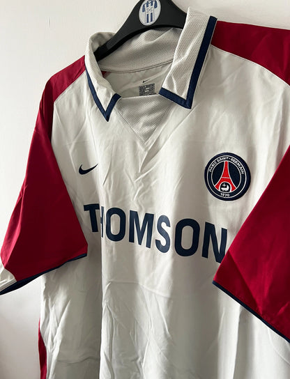 Maillot de foot vintage extérieur blanc et rouge du PSG de la saison 2003/2004. On peut retrouver l'équipementier Nike et le sponsor Thomson. Il s'agit d'un maillot authentique d'époque.