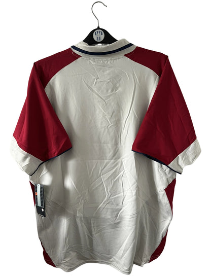 Maillot de foot vintage extérieur blanc et rouge du PSG de la saison 2003/2004. On peut retrouver l'équipementier Nike et le sponsor Thomson. Il s'agit d'un maillot authentique d'époque.