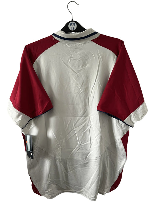 Maillot de foot vintage extérieur blanc et rouge du PSG de la saison 2003/2004. On peut retrouver l'équipementier Nike et le sponsor Thomson. Il s'agit d'un maillot authentique d'époque.
