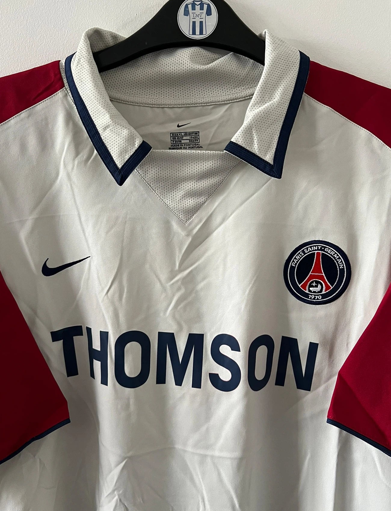 Maillot de foot vintage extérieur blanc et rouge du PSG de la saison 2003/2004. On peut retrouver l'équipementier Nike et le sponsor Thomson. Il s'agit d'un maillot authentique d'époque.
