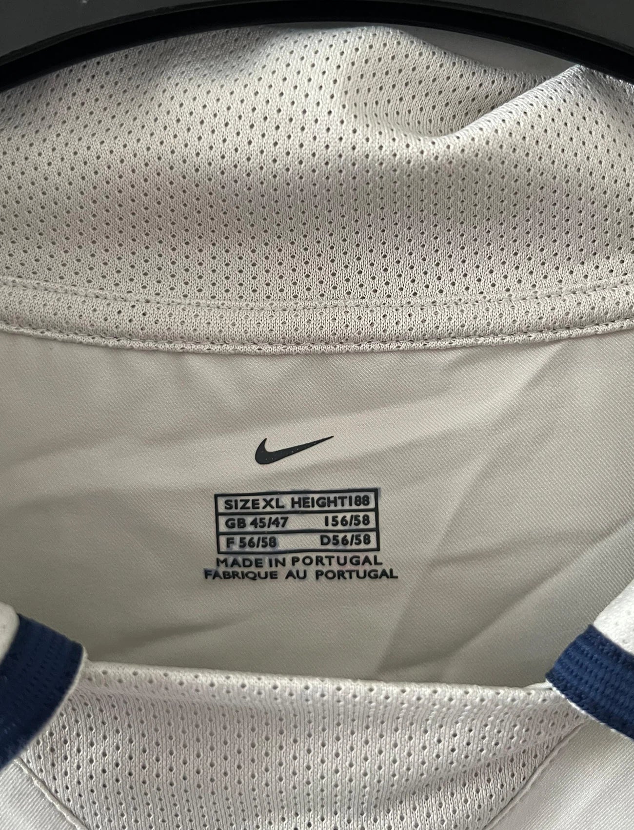 Maillot de foot vintage extérieur blanc et rouge du PSG de la saison 2003/2004. On peut retrouver l'équipementier Nike et le sponsor Thomson. Il s'agit d'un maillot authentique d'époque.