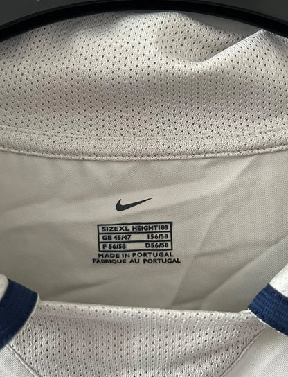 Maillot de foot vintage extérieur blanc et rouge du PSG de la saison 2003/2004. On peut retrouver l'équipementier Nike et le sponsor Thomson. Il s'agit d'un maillot authentique d'époque.