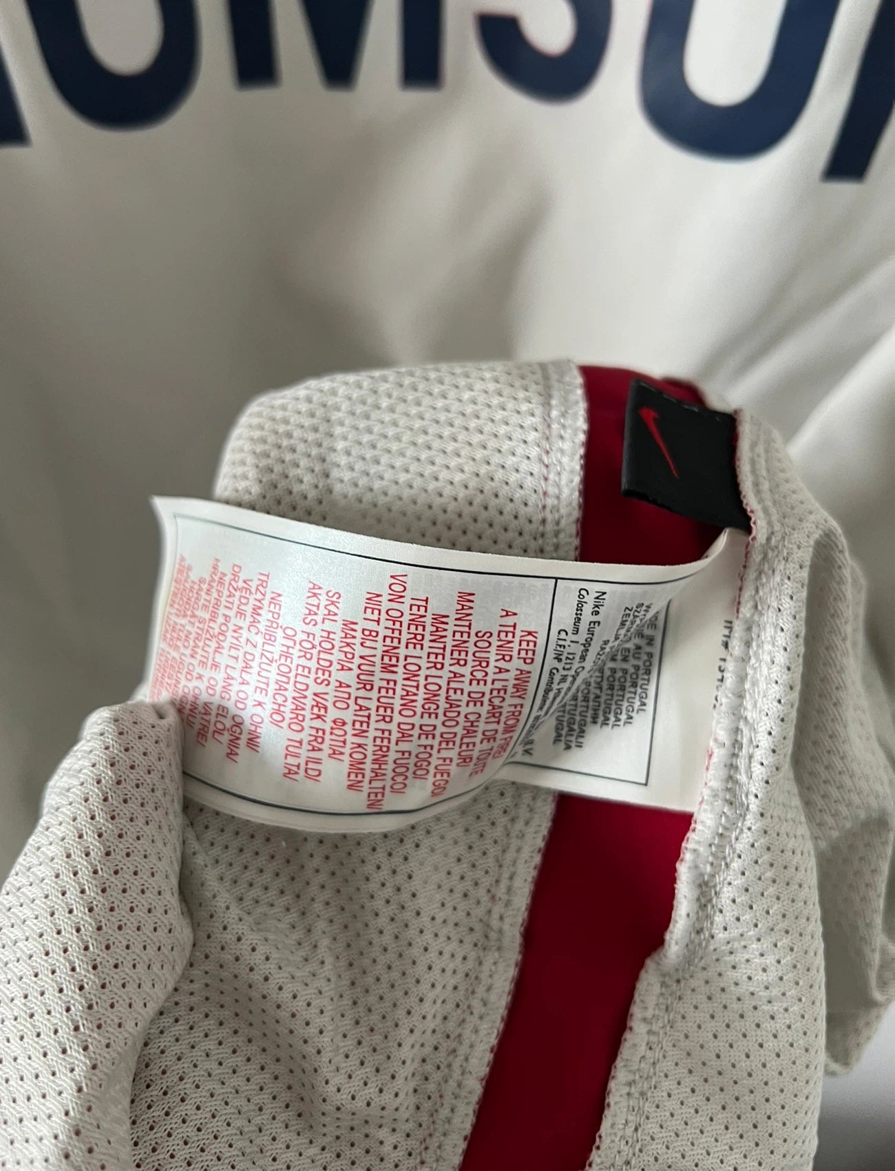 Maillot de foot vintage extérieur blanc et rouge du PSG de la saison 2003/2004. On peut retrouver l'équipementier Nike et le sponsor Thomson. Il s'agit d'un maillot authentique d'époque.