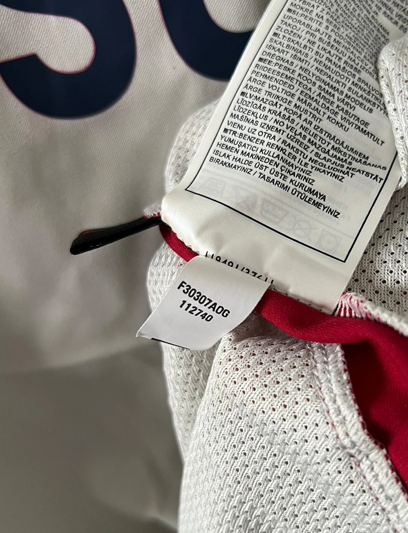Maillot de foot vintage extérieur blanc et rouge du PSG de la saison 2003/2004. On peut retrouver l'équipementier Nike et le sponsor Thomson. Il s'agit d'un maillot authentique d'époque.