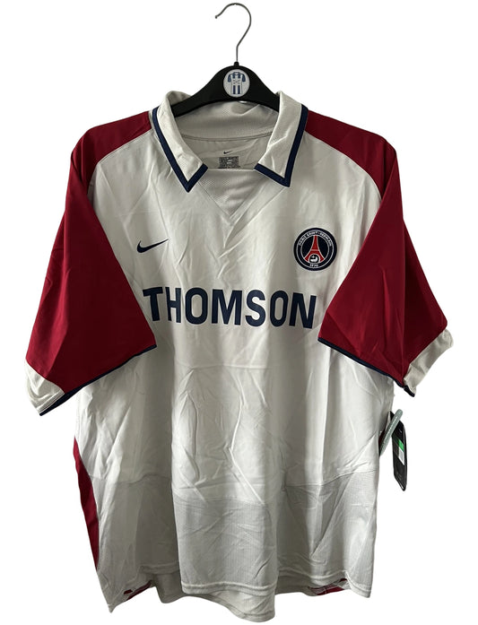 Maillot de foot vintage extérieur blanc et rouge du PSG de la saison 2003/2004. On peut retrouver l'équipementier Nike et le sponsor Thomson. Il s'agit d'un maillot authentique d'époque.