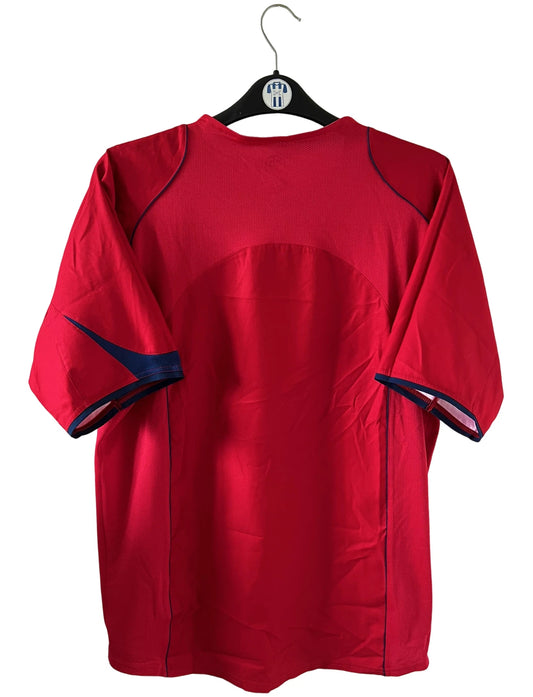 Maillot de foot vintage extérieur rouge du PSG de la saison 2004/2005. On peut retrouver l'équipementier Nike et le sponsor Thompson. Il s'agit d'un maillot authentique d'époque.