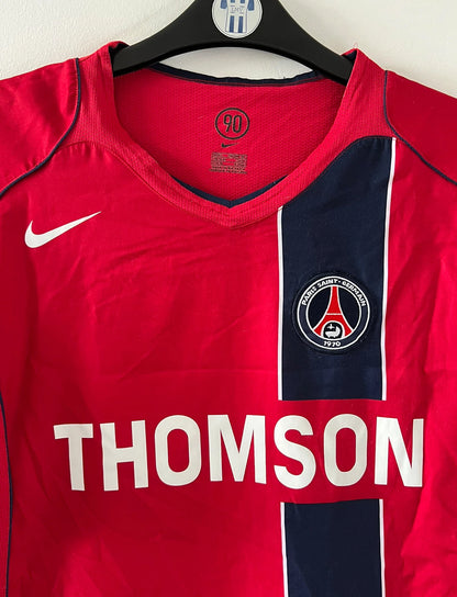 Maillot de foot vintage extérieur rouge du PSG de la saison 2004/2005. On peut retrouver l'équipementier Nike et le sponsor Thompson. Il s'agit d'un maillot authentique d'époque.