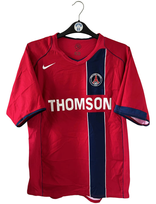 Maillot de foot vintage extérieur rouge du PSG de la saison 2004/2005. On peut retrouver l'équipementier Nike et le sponsor Thompson. Il s'agit d'un maillot authentique d'époque.