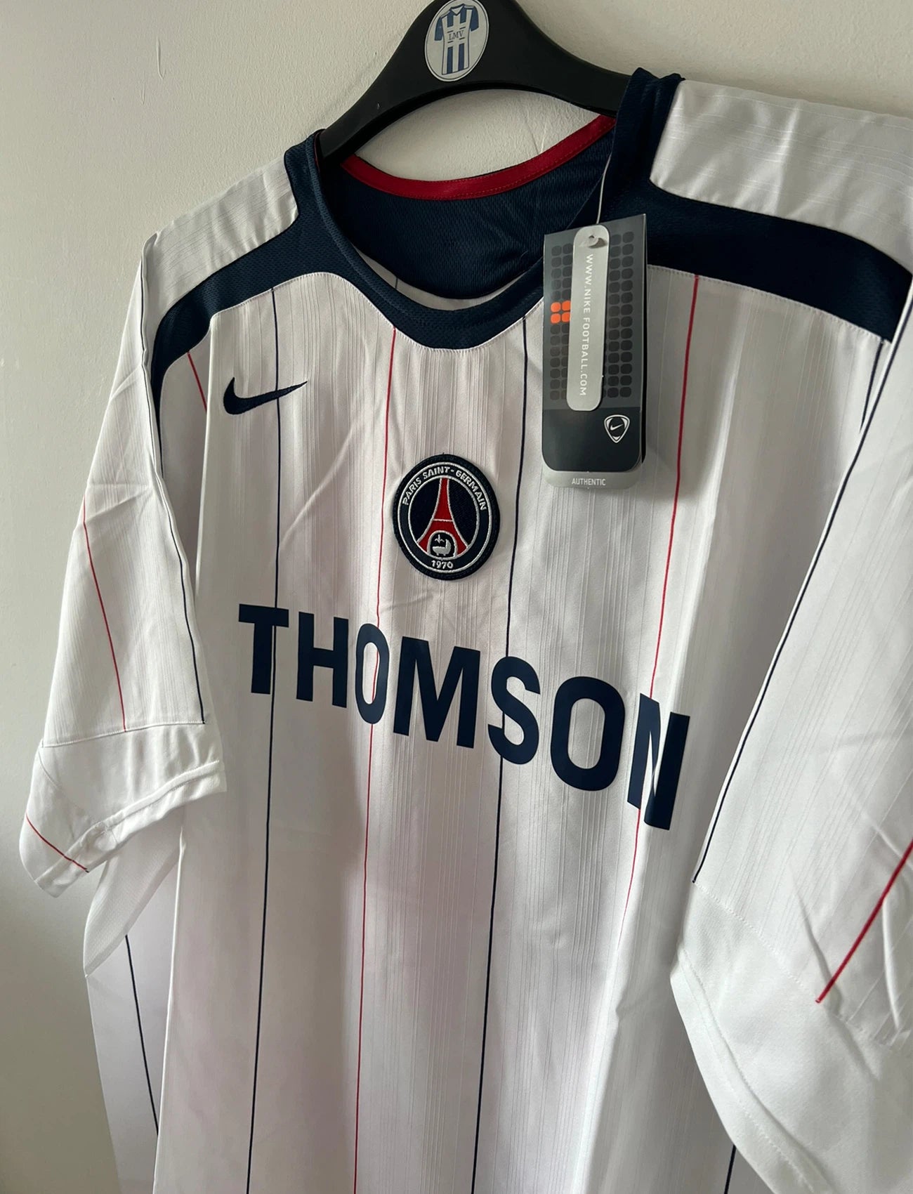 Maillot de foot vintage extérieur blanc du PSG saison 2005/2006. On peut retrouver l'équipementier Nike et le sponsor Thomson. Il s'agit d'un maillot authentique d'époque. 