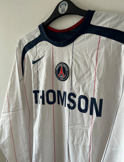 Maillot de foot vintage extérieur blanc du PSG de la saison 2005/2006. On peut retrouver l'équipementier Nike et le sponsor Thomson. Il s'agit d'un maillot authentique d'époque issu du stock pro du club.