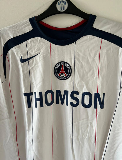 Maillot de foot vintage extérieur blanc du PSG de la saison 2005/2006. On peut retrouver l'équipementier Nike et le sponsor Thomson. Il s'agit d'un maillot authentique d'époque issu du stock pro du club.