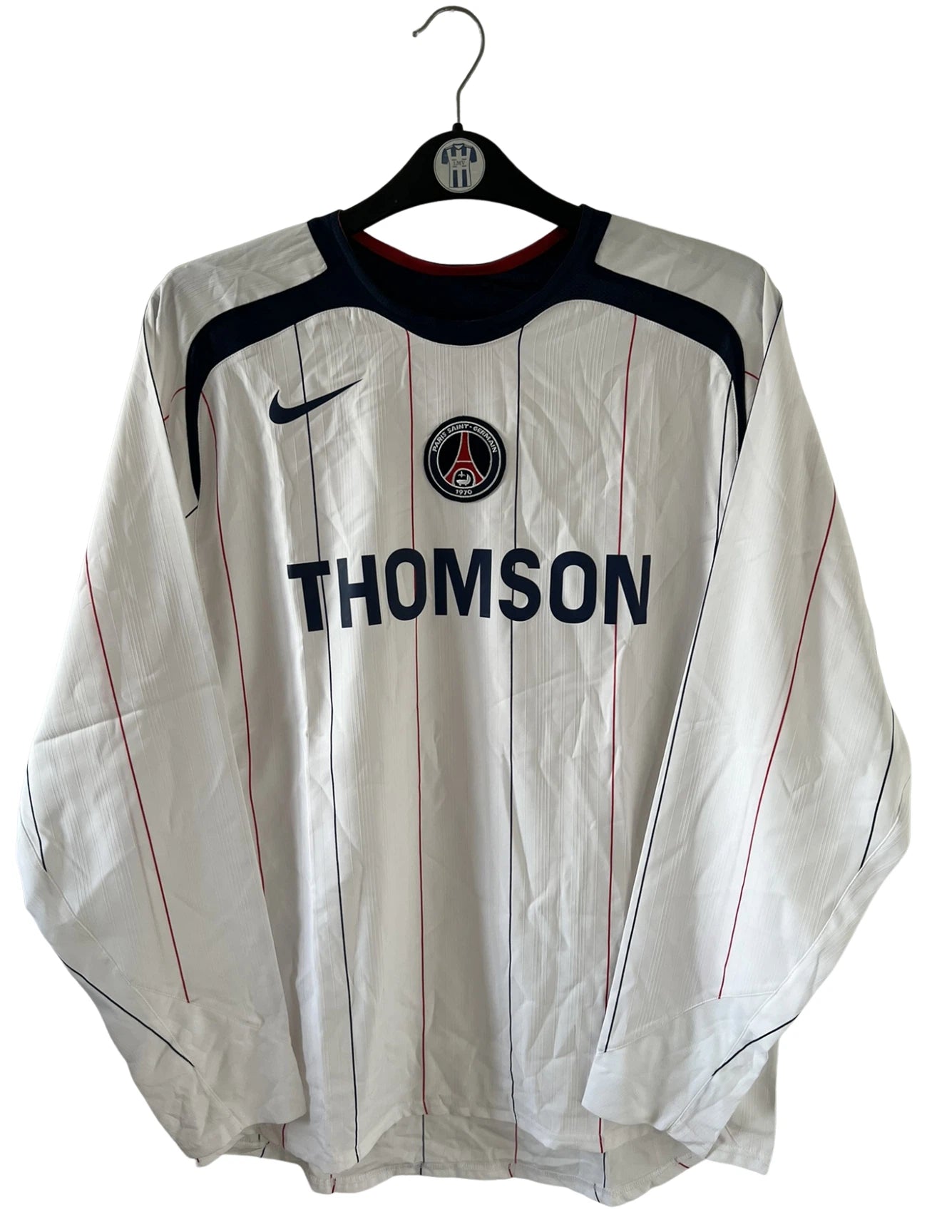 Maillot de foot vintage extérieur blanc du PSG de la saison 2005/2006. On peut retrouver l'équipementier Nike et le sponsor Thomson. Il s'agit d'un maillot authentique d'époque issu du stock pro du club.