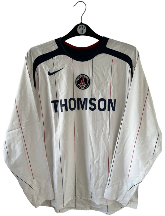 Maillot de foot vintage extérieur blanc du PSG de la saison 2005/2006. On peut retrouver l'équipementier Nike et le sponsor Thomson. Il s'agit d'un maillot authentique d'époque issu du stock pro du club.