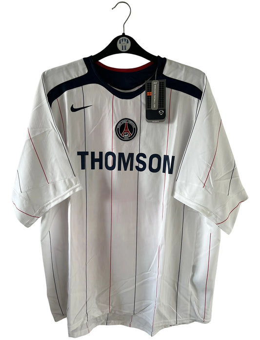 Maillot de foot vintage extérieur blanc du PSG saison 2005/2006. On peut retrouver l'équipementier Nike et le sponsor Thomson. Il s'agit d'un maillot authentique d'époque. 