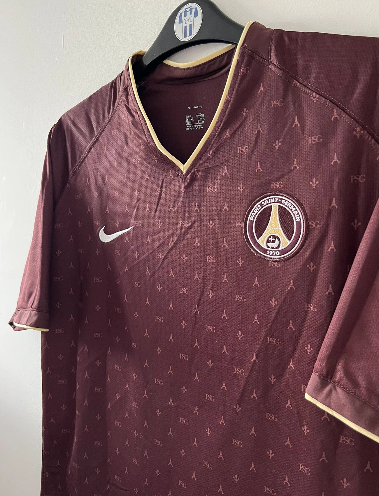 Maillot de foot vintage extérieur rouge édition Louis Vuitton du PSG de la saison 2006/2007. On peut retrouver l'équipementier Nike. Il s'agit d'un maillot authentique d'époque.