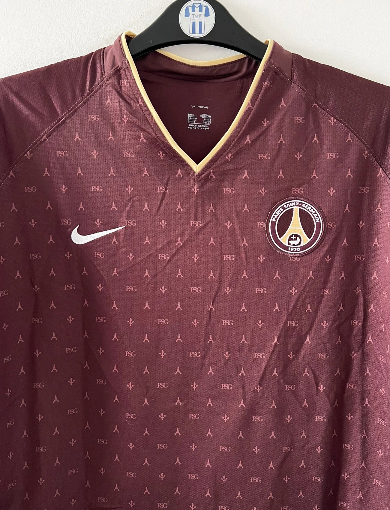 Maillot de foot vintage extérieur rouge édition Louis Vuitton du PSG de la saison 2006/2007. On peut retrouver l'équipementier Nike. Il s'agit d'un maillot authentique d'époque.