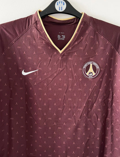 Maillot de foot vintage extérieur rouge édition Louis Vuitton du PSG de la saison 2006/2007. On peut retrouver l'équipementier Nike. Il s'agit d'un maillot authentique d'époque.
