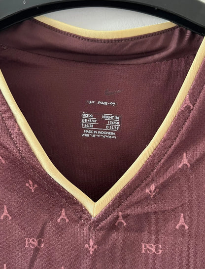 Maillot de foot vintage extérieur rouge édition Louis Vuitton du PSG de la saison 2006/2007. On peut retrouver l'équipementier Nike. Il s'agit d'un maillot authentique d'époque.