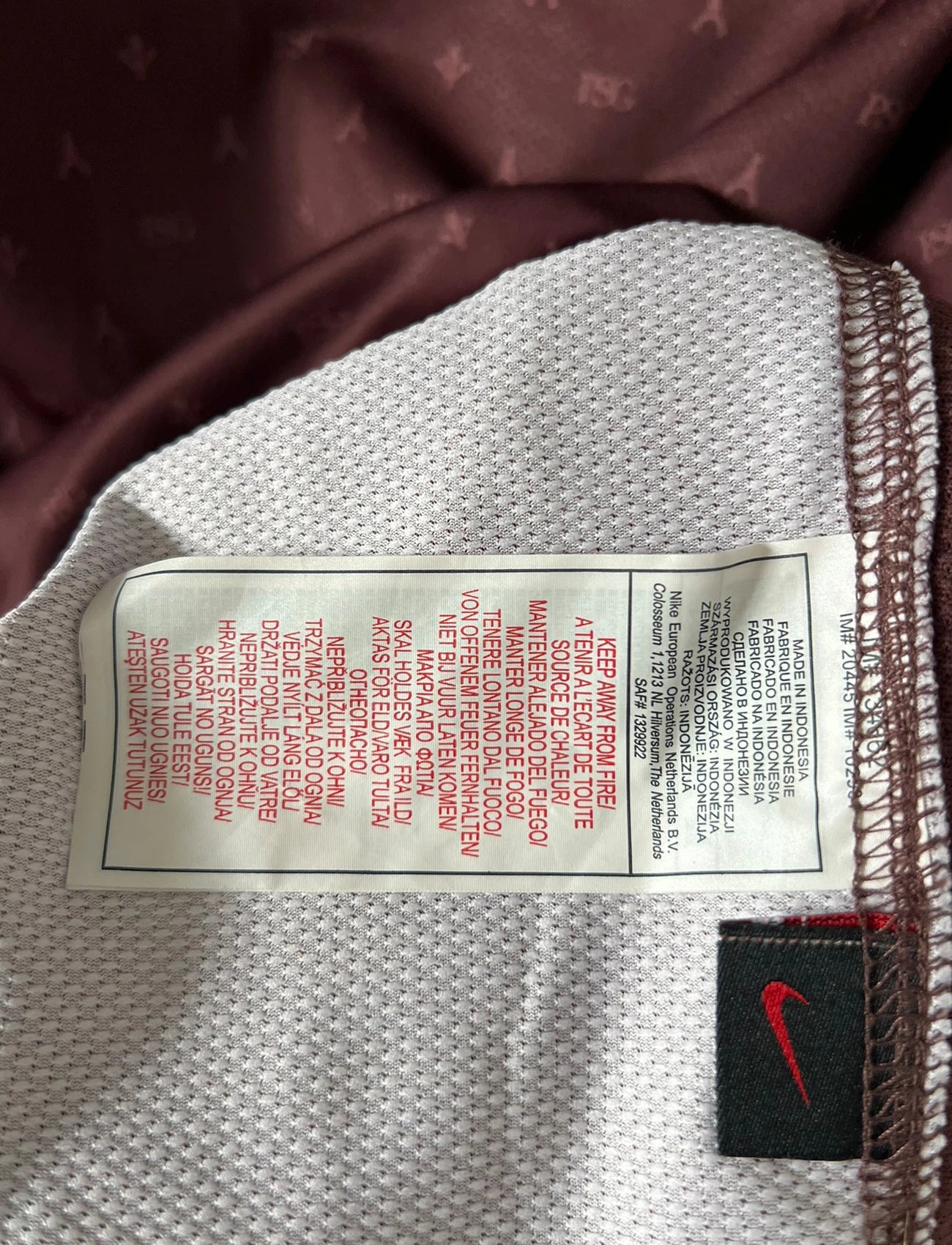 Maillot de foot vintage extérieur rouge édition Louis Vuitton du PSG de la saison 2006/2007. On peut retrouver l'équipementier Nike. Il s'agit d'un maillot authentique d'époque.