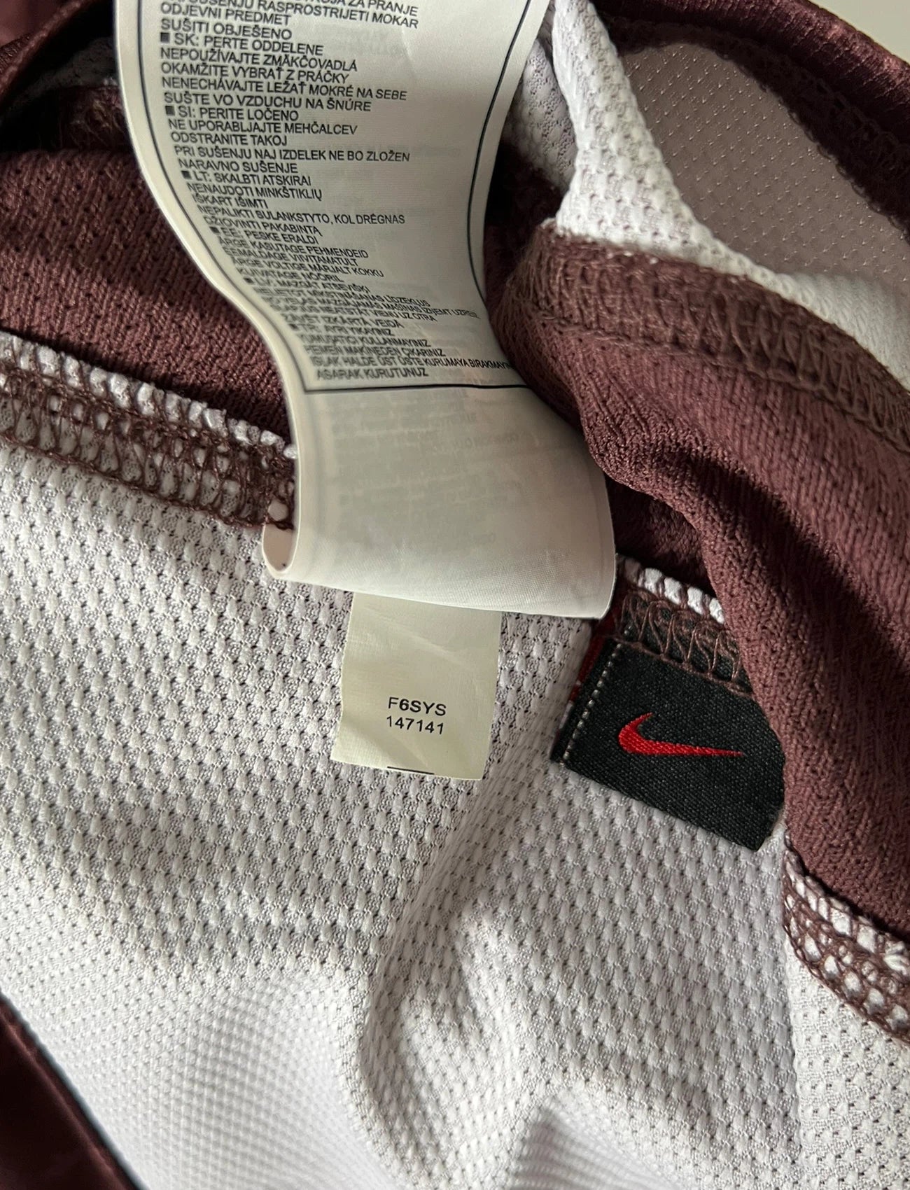 Maillot de foot vintage extérieur rouge édition Louis Vuitton du PSG de la saison 2006/2007. On peut retrouver l'équipementier Nike. Il s'agit d'un maillot authentique d'époque.