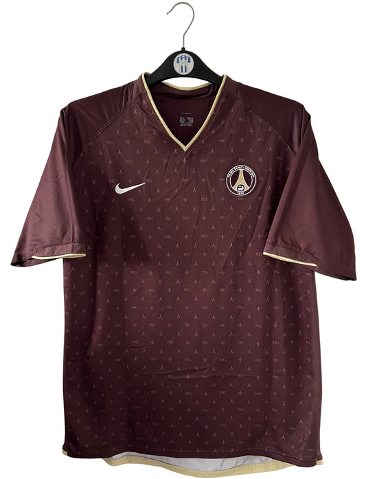 Maillot de foot vintage extérieur rouge édition Louis Vuitton du PSG de la saison 2006/2007. On peut retrouver l'équipementier Nike. Il s'agit d'un maillot authentique d'époque.