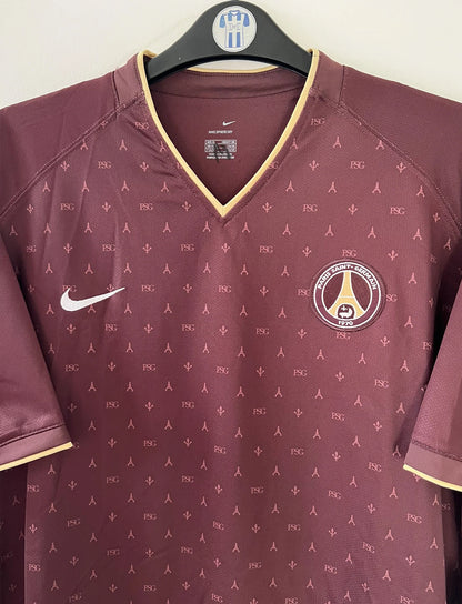 Maillot de foot vintage extérieur rouge bordeaux du PSG de la saison 2006/2007 édition Louis Vuitton. On peut retrouver l'équipementier Nike. Il s'agit d'un maillot authentique d'époque.