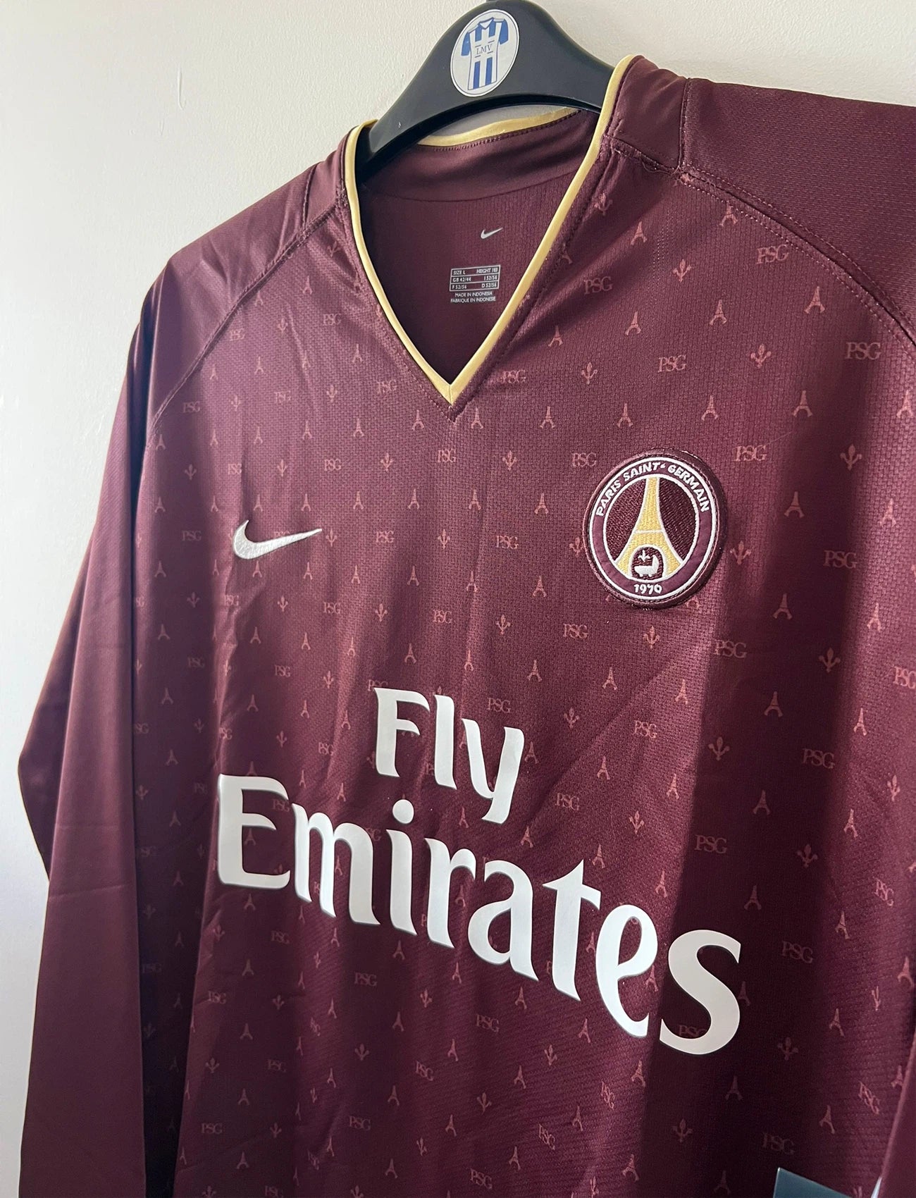 Maillot de foot vintage extérieur bordeaux du PSG de la saison 2006/2007. Il s'agit de l'édition Louis Vuitton issue du stock pro du PSG. On peut retrouver l'équipementier Nike et le sponsor Fly Emirates. Il s'agit d'un maillot authentique d'époque.