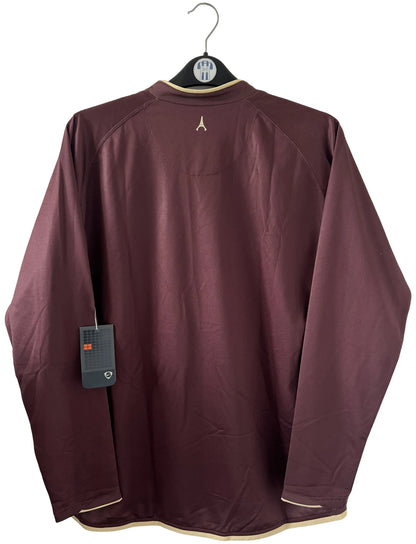 Maillot de foot vintage extérieur bordeaux du PSG de la saison 2006/2007. Il s'agit de l'édition Louis Vuitton issue du stock pro du PSG. On peut retrouver l'équipementier Nike et le sponsor Fly Emirates. Il s'agit d'un maillot authentique d'époque.