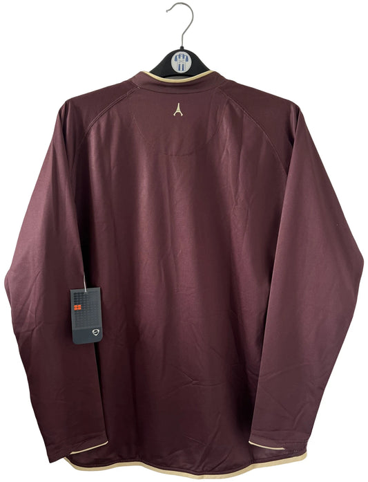 Maillot de foot vintage extérieur bordeaux du PSG de la saison 2006/2007. Il s'agit de l'édition Louis Vuitton issue du stock pro du PSG. On peut retrouver l'équipementier Nike et le sponsor Fly Emirates. Il s'agit d'un maillot authentique d'époque.