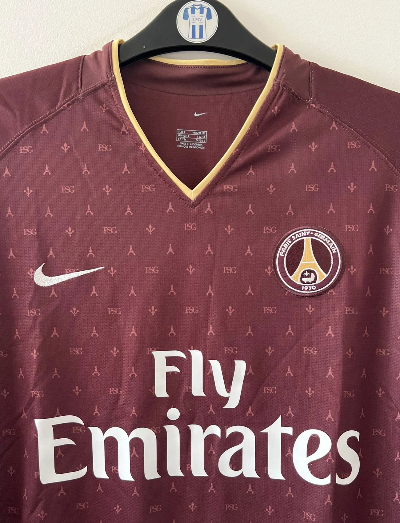 Maillot de foot vintage extérieur bordeaux du PSG de la saison 2006/2007. Il s'agit de l'édition Louis Vuitton issue du stock pro du PSG. On peut retrouver l'équipementier Nike et le sponsor Fly Emirates. Il s'agit d'un maillot authentique d'époque.