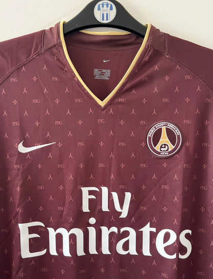 Maillot de foot vintage extérieur bordeaux du PSG de la saison 2006/2007. Il s'agit de l'édition Louis Vuitton issue du stock pro du PSG. On peut retrouver l'équipementier Nike et le sponsor Fly Emirates. Il s'agit d'un maillot authentique d'époque.