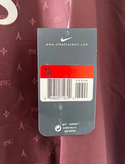 Maillot de foot vintage extérieur bordeaux du PSG de la saison 2006/2007. Il s'agit de l'édition Louis Vuitton issue du stock pro du PSG. On peut retrouver l'équipementier Nike et le sponsor Fly Emirates. Il s'agit d'un maillot authentique d'époque.