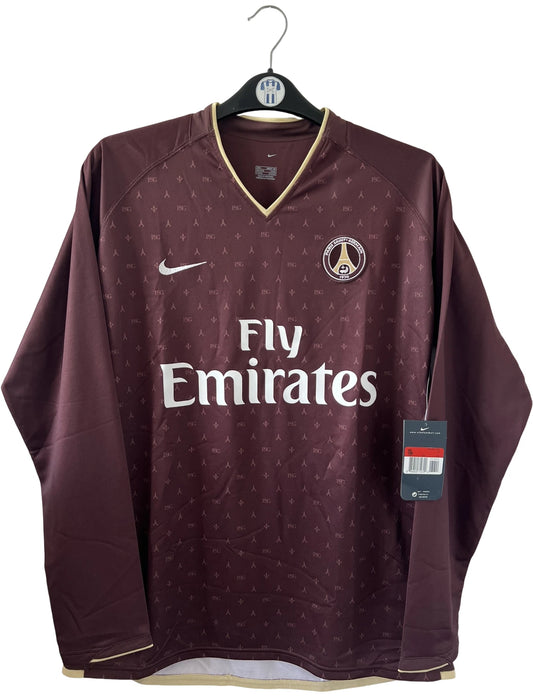 Maillot de foot vintage extérieur bordeaux du PSG de la saison 2006/2007. Il s'agit de l'édition Louis Vuitton issue du stock pro du PSG. On peut retrouver l'équipementier Nike et le sponsor Fly Emirates. Il s'agit d'un maillot authentique d'époque.