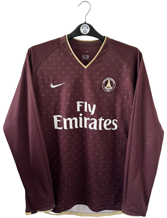 Maillot de foot vintage extérieur bordeaux du PSG de la saison 2006/2007. Il s'agit de l'édition Louis Vuitton issue du stock pro du PSG. On peut retrouver l'équipementier Nike et le sponsor Fly Emirates. Il s'agit d'un maillot authentique d'époque.