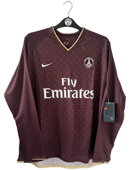 Maillot de foot vintage extérieur bordeaux du PSG de la saison 2006/2007. Il s'agit de l'édition Louis Vuitton issue du stock pro du PSG. On peut retrouver l'équipementier Nike et le sponsor Fly Emirates. Il s'agit d'un maillot authentique d'époque.