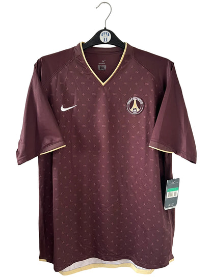 Maillot de foot vintage extérieur rouge bordeaux du PSG de la saison 2006/2007 édition Louis Vuitton. On peut retrouver l'équipementier Nike. Il s'agit d'un maillot authentique d'époque.
