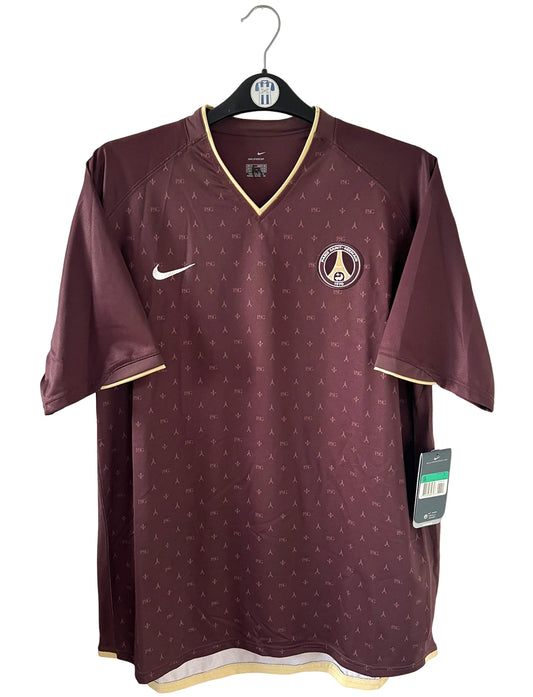 Maillot de foot vintage extérieur rouge bordeaux du PSG de la saison 2006/2007 édition Louis Vuitton. On peut retrouver l'équipementier Nike. Il s'agit d'un maillot authentique d'époque.