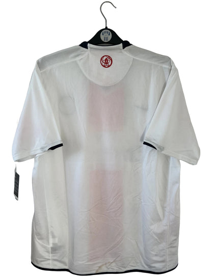 Maillot de foot vintage extérieur blanc et rouge du PSG de la saison 2007/2008. On peut retrouver l'équipementier Nike et le sponsor Fly Emirates. Il s'agit d'un maillot authentique d'époque.